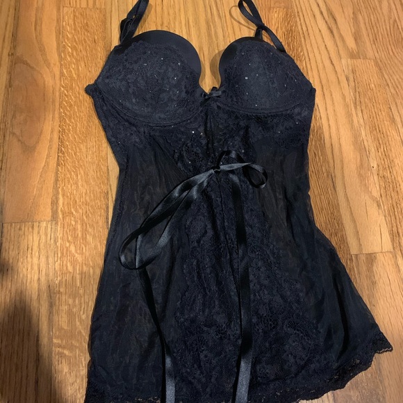 Lingerie - Picture 1 of 3